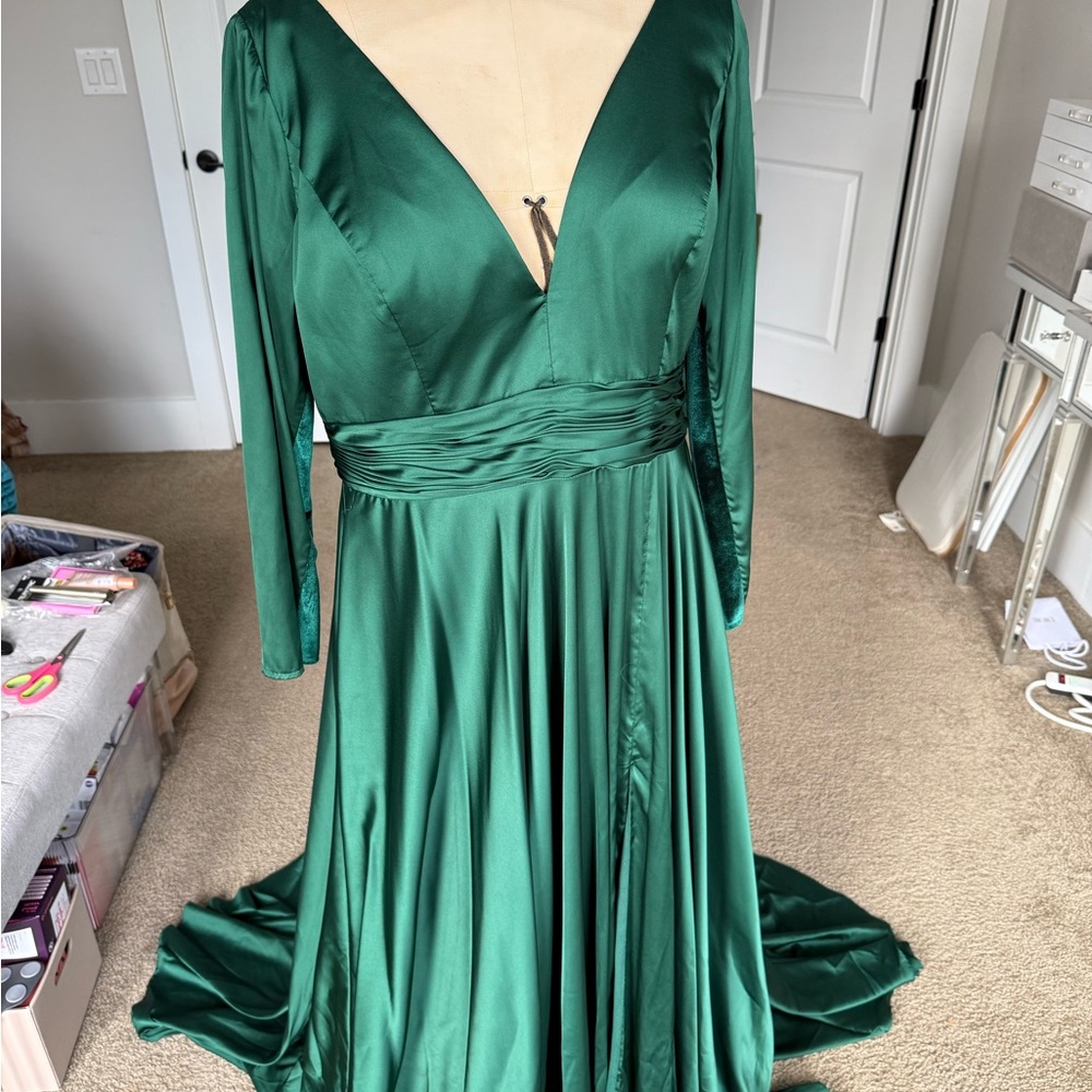 Elegant Green Long Sleeve Evening Gown - Picture 7 of 17